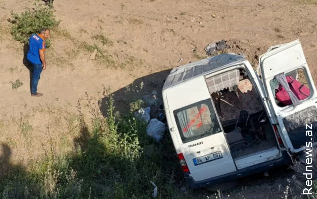 Goranboyda fəhlələri daşıyan avtobus AŞDI -